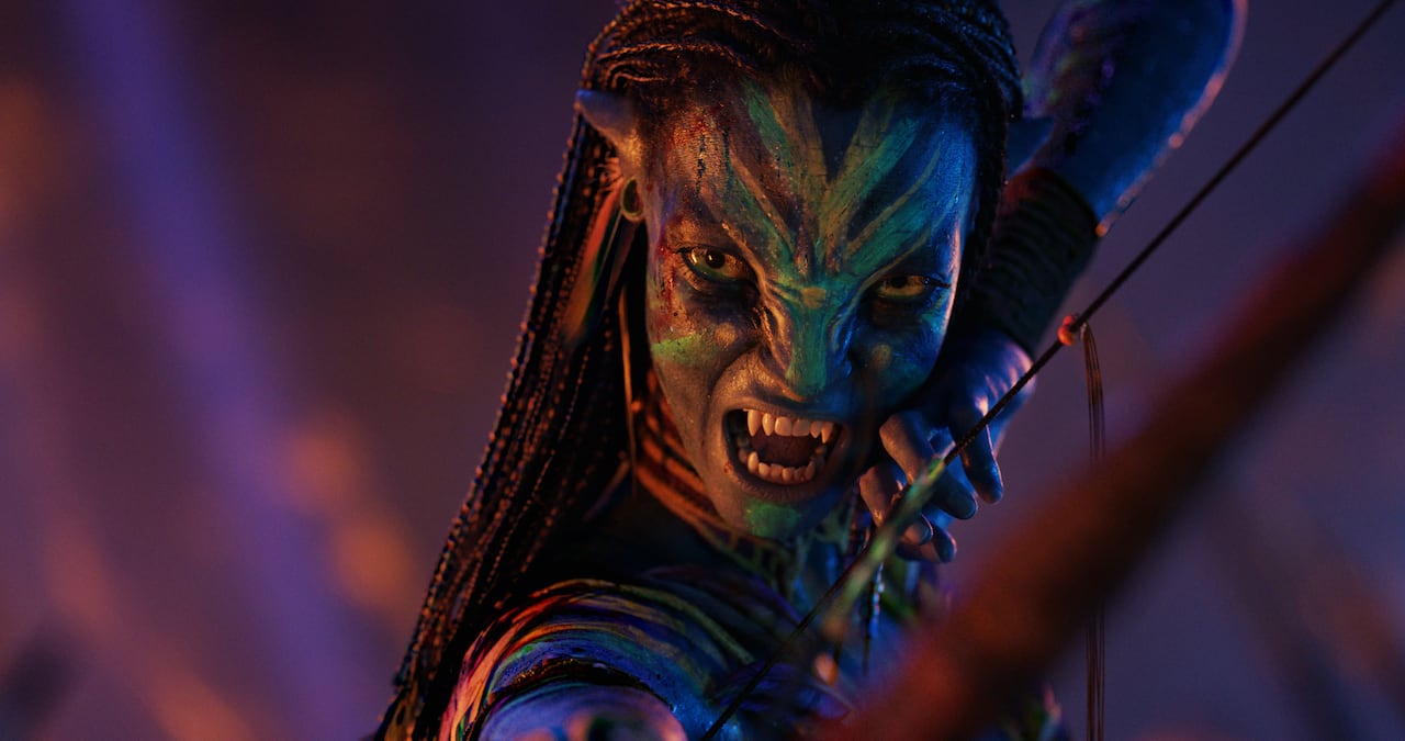 Zoe Saldaña como Neytiri en AVATAR: FUEGO Y CENIZAS de 20th Century Studios. Foto cortesía de 20th Century Studios. © 2025 Estudios del siglo XX. Reservados todos los derechos.