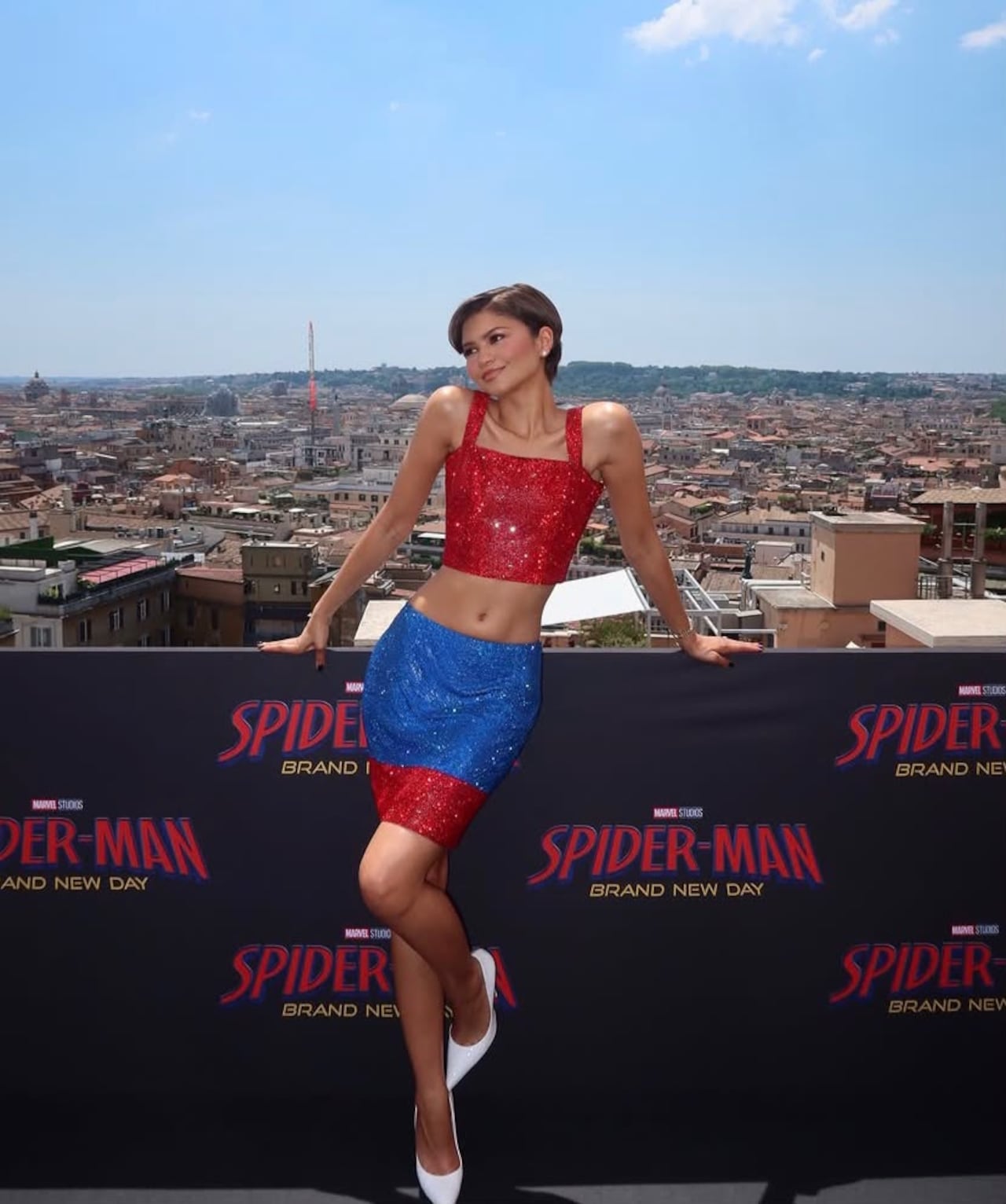 Su versatilidad le ha permitido alternar entre el glamour clásico de Hollywood y propuestas vanguardistas, sin perder su identidad.
