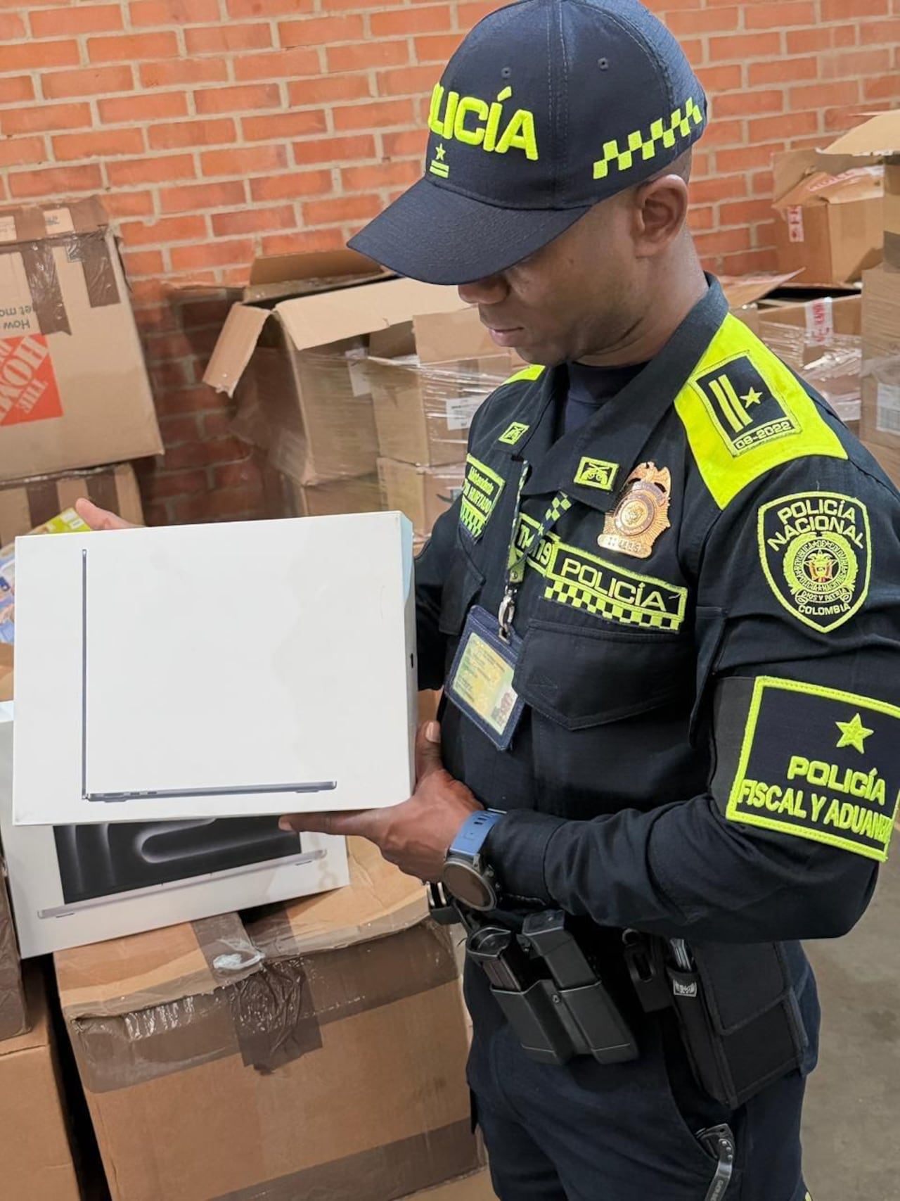 La institución destaca un operativo realizado el 27 de enero de 2026 por la División de Control Operativo (Dical), en el marco del Plan Operacional Anticontrabando (Poac), en articulación con la Fiscalía 61 Seccional de Buga.
contrabando cali tecnología