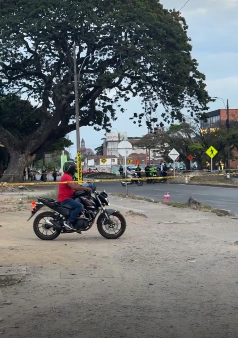 Unidades de la Policía acordonaron las vías aledañas al barrio Versalles, en Palmira, tras el hallazgo del objeto sospechoso.