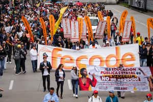 Bogotá. 12 de junio de 2024. Miembros de Fecode entraron en paro nacional para manifestar su inconformidad ante la ley estatutaria que ha sido aprobada en el congreso de la republica. (Colprensa - Mariano Vimos)