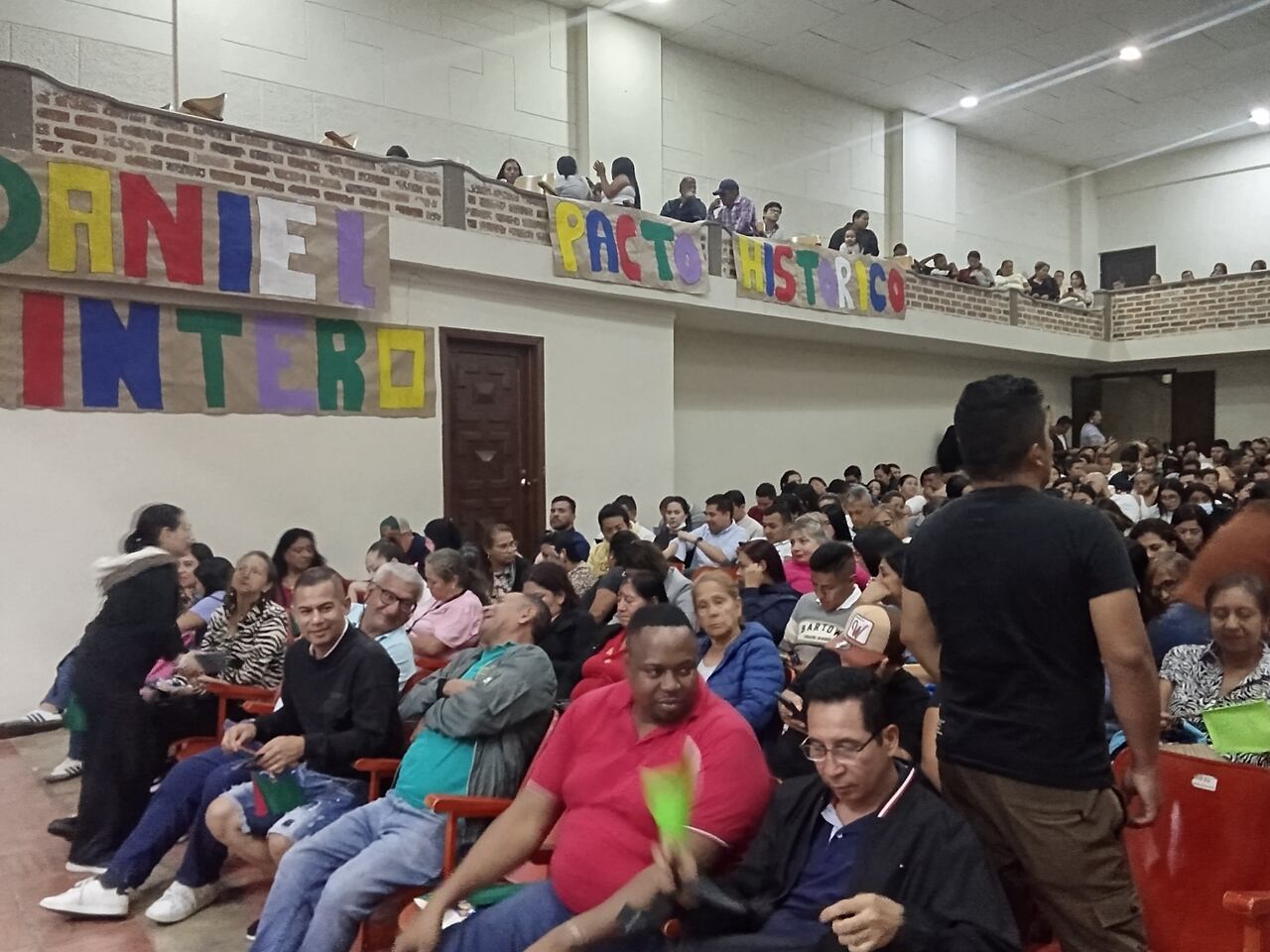 El teatro Orfeón Obrero de Popayán se llenó durante la inversión del exalcalde de Medellín.