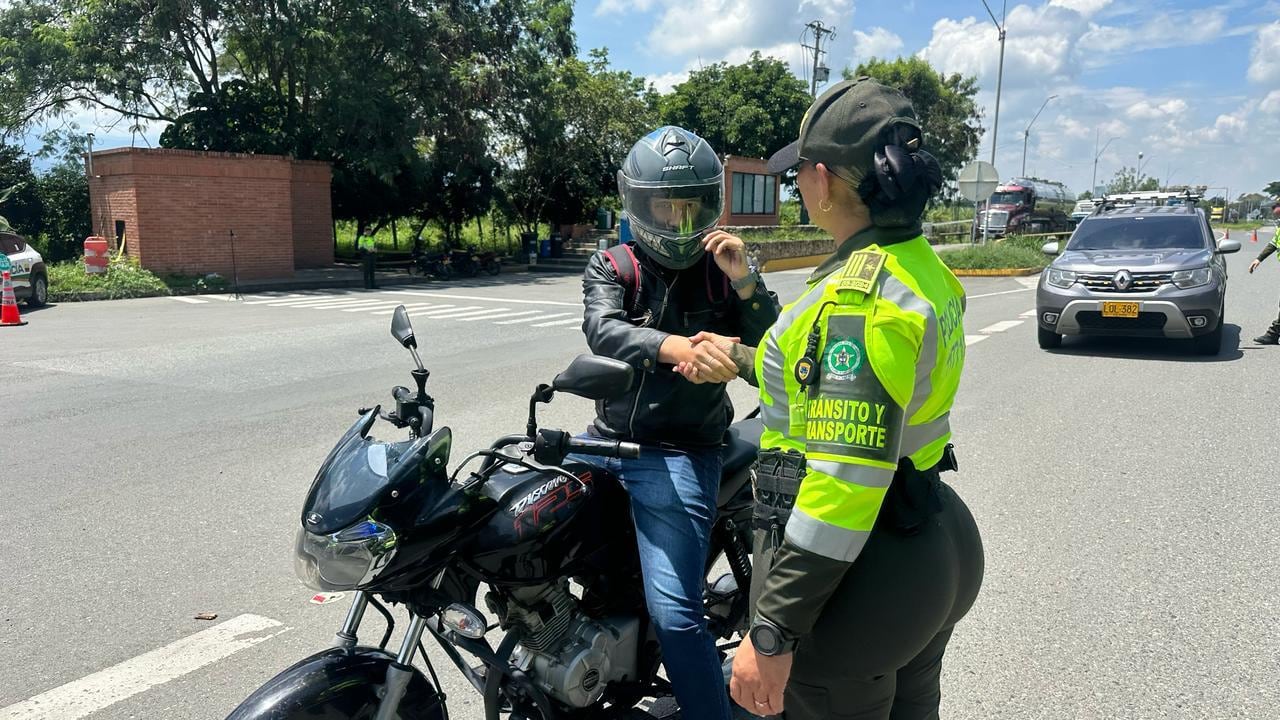 “El Departamento de Policía Nariño recalca a la ciudadanía que esta fecha es una oportunidad para vivir la gracia de Dios en reunión, reflexión y regocijo recordando que Jesús vive en cada uno de nuestros corazones y su resurrección es el significado de que fuimos creados para vivir eternamente junto al amor de Dios”, expresó el comandante del Departamento de Policía Valle encargado, coronel Pedro Pablo Astaíza.