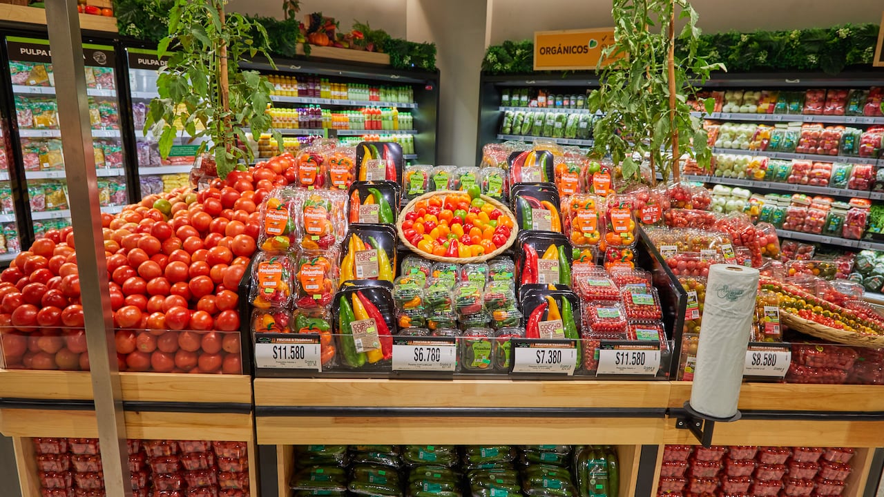 Más de 5.200 m² de innovación y frescura: este nuevo formato ofrece un layout diferencial, con más del 60% del espacio dedicado a productos frescos y perecederos, y una propuesta gastronómica inédita en gran superficie.