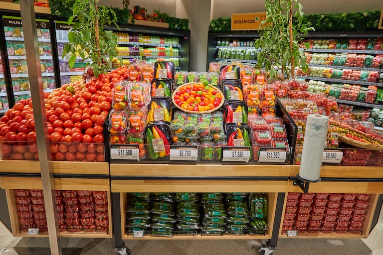 Más de 5.200 m² de innovación y frescura: este nuevo formato ofrece un layout diferencial, con más del 60% del espacio dedicado a productos frescos y perecederos, y una propuesta gastronómica inédita en gran superficie.