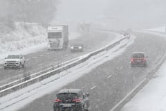 Vehículos circulan por la autopista A4 durante una nevada en Haudiomont, noreste de Francia, el 7 de enero de 2026.