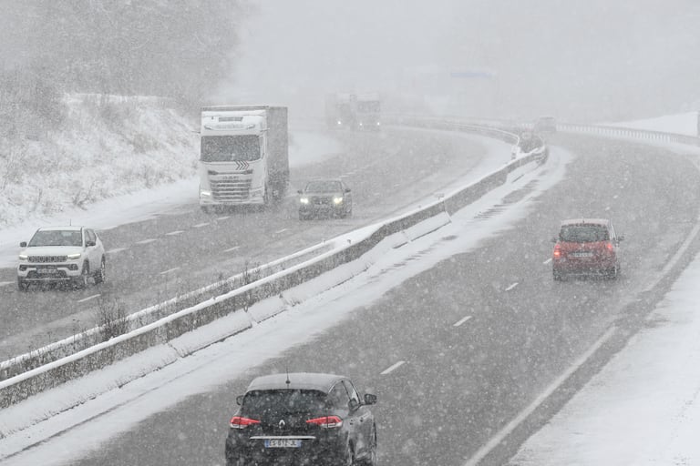 Vehículos circulan por la autopista A4 durante una nevada en Haudiomont, noreste de Francia, el 7 de enero de 2026.