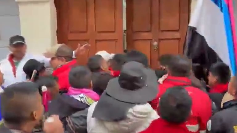 Una multitud de personas que hacían parte de la minga intentó ingresar a la Cancillería.