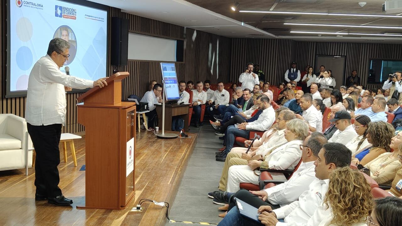 Carlos Hernán Rodríguez, contralor de la República, presentó en Cali balance de las regalías. Fotos El País