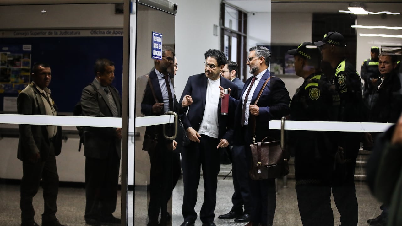 Bogotá, Julio 28 de 2025. Juicio Álvaro Uribe el senador Iván Cepeda y el abogado Miguel Angel del río ofrecieron declaraciones a medios.