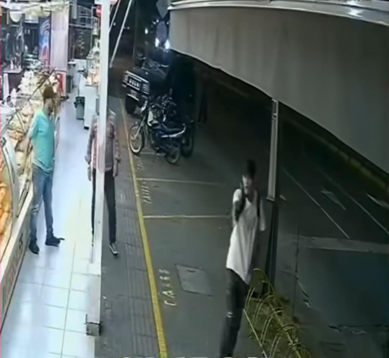 Dos hombres ingresaron a una panadería ubicada en la avenida Pasoancho con carrera 44, simulando ser clientes y despojaron de sus pertenencias a varias personas