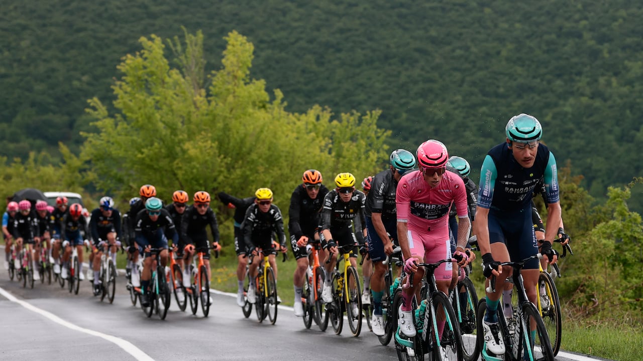 Bahréin - El ciclista portugués Afonso Eulalio (segundo por la derecha), victorioso y ataviado con el maillot rosa de líder de la clasificación general (Maglia Rosa), roda en el pelotón durante la séptima etapa del Giro de Italia 2026, que tuvo lugar entre Formia y Blockhaus, Italia, el 15 de mayo de 2026. (Foto de Luca Bettini / AFP)
