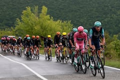Bahréin - El ciclista portugués Afonso Eulalio (segundo por la derecha), victorioso y ataviado con el maillot rosa de líder de la clasificación general (Maglia Rosa), roda en el pelotón durante la séptima etapa del Giro de Italia 2026, que tuvo lugar entre Formia y Blockhaus, Italia, el 15 de mayo de 2026. (Foto de Luca Bettini / AFP)