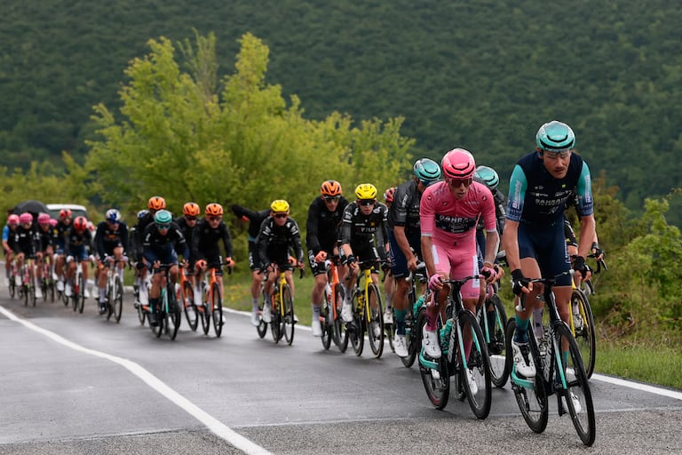 Bahréin - El ciclista portugués Afonso Eulalio (segundo por la derecha), victorioso y ataviado con el maillot rosa de líder de la clasificación general (Maglia Rosa), roda en el pelotón durante la séptima etapa del Giro de Italia 2026, que tuvo lugar entre Formia y Blockhaus, Italia, el 15 de mayo de 2026. (Foto de Luca Bettini / AFP)
