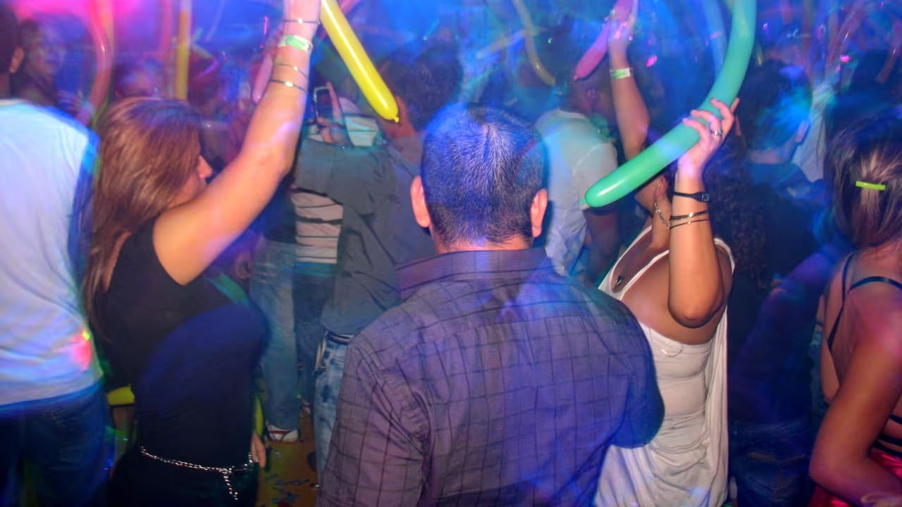 Actualmente el horario de rumba en Cali es hasta las tres de la mañana. Los establecimientos que cumplan requisitos del Sello Calidoso, exigidos por el Distrito, podrán ampliar el horario hasta las cinco. | Foto: Foto: Archivo El País