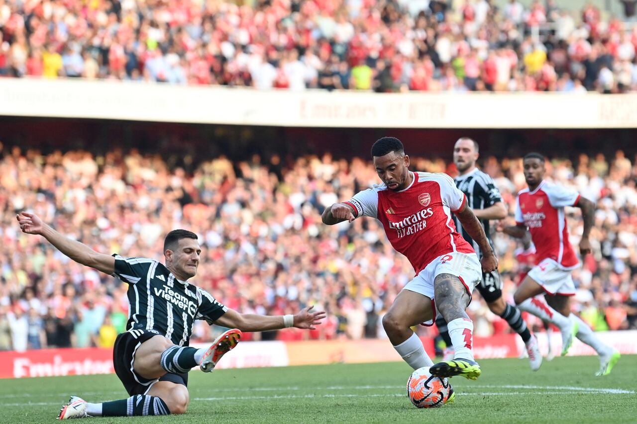 JUgada del gol de Gabriel Jesús (der.), quien elude al defensa Diogo Dalot, para luego marcar el 3-1 del Arsenal sobre el Manchester United.