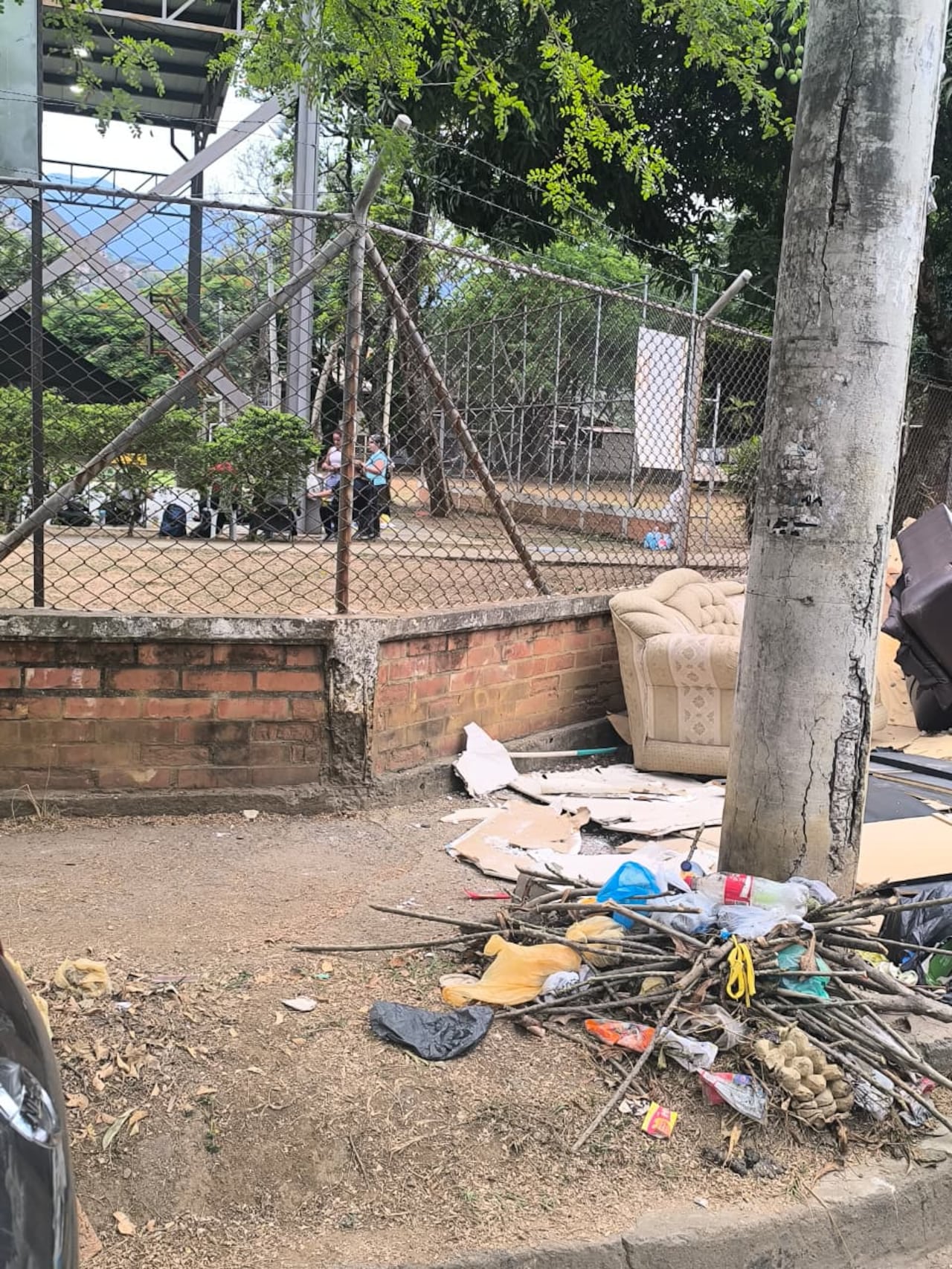 Los vecinos del barrio Meléndez piden una limpieza urgente en la zona y sanciones para las personas que siguen arrojando desechos en la calle.