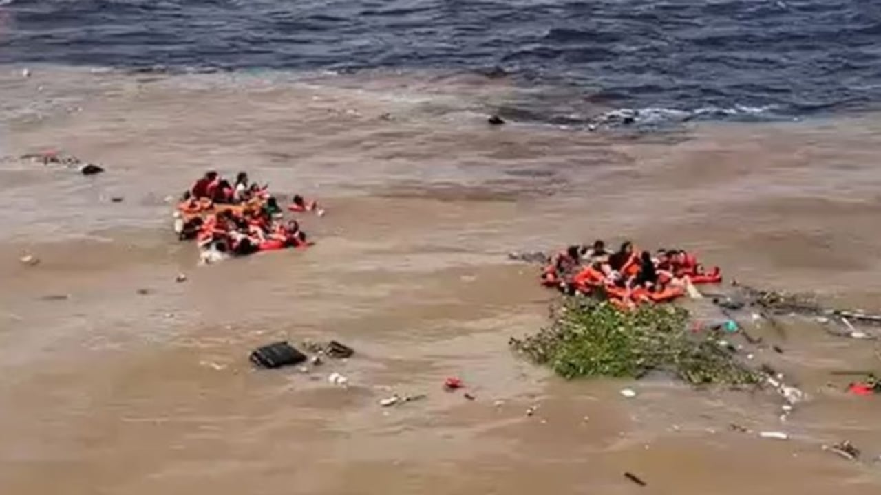 Los tripulantes de la embarcación fueron encontrados flotando en medio de lo que pareciera ser la lancha destruida.