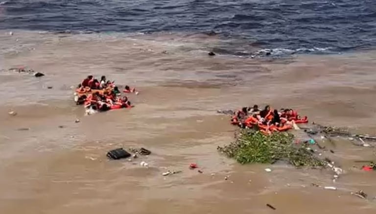 Los tripulantes de la embarcación fueron encontrados flotando en medio de lo que pareciera ser la lancha destruida.