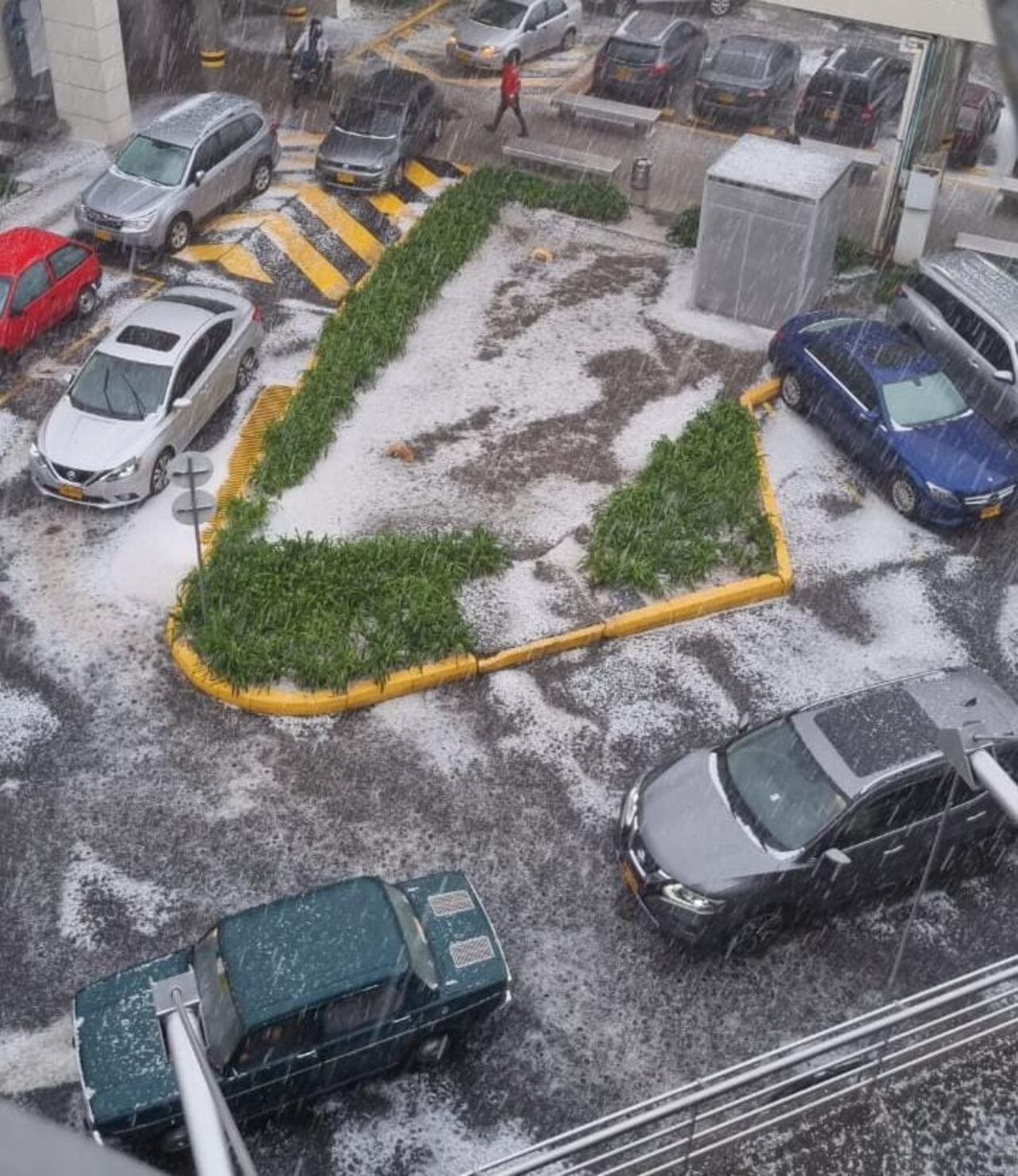 Se reportan fuertes lluvias con granizo en Bogotá.