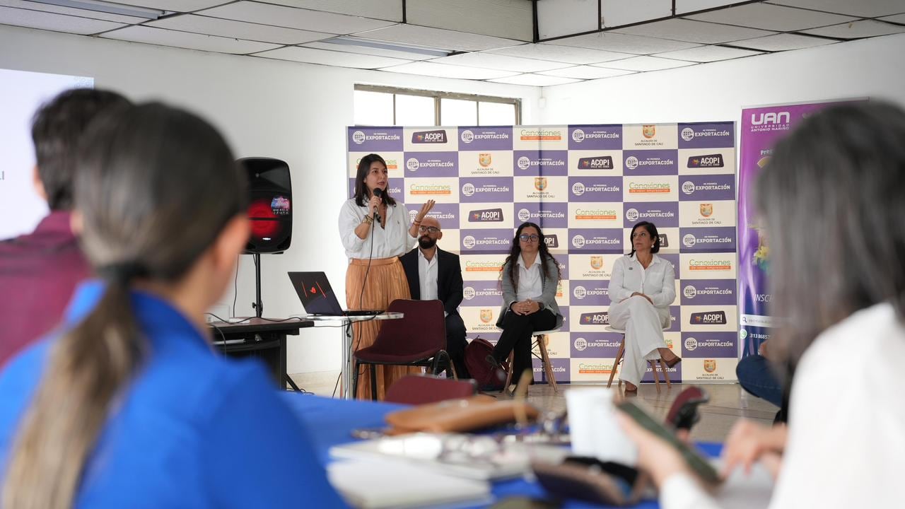 Más de 50 empresarios de micro, pequeñas y medianas empresas participaron en los talleres de cocreación ‘¡Pa’ que veás y hagás negocio!’, una iniciativa de la Alcaldía de Cali que busca facilitar el acceso del empresariado local a la contratación pública.
