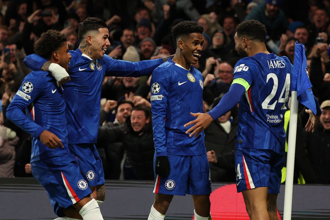 El centrocampista brasileño del Chelsea, Estevao (centro), celebra con sus compañeros tras anotar su segundo gol durante el partido de la fase de liga de la UEFA Champions League entre el Chelsea y el Barcelona en Stamford Bridge, Londres, el 25 de noviembre de 2025. (Foto de Adrian Dennis / AFP)