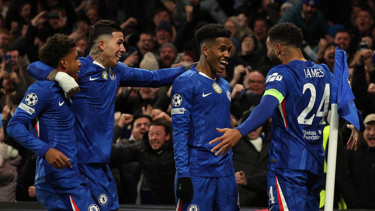 El centrocampista brasileño del Chelsea, Estevao (centro), celebra con sus compañeros tras anotar su segundo gol durante el partido de la fase de liga de la UEFA Champions League entre el Chelsea y el Barcelona en Stamford Bridge, Londres, el 25 de noviembre de 2025. (Foto de Adrian Dennis / AFP)