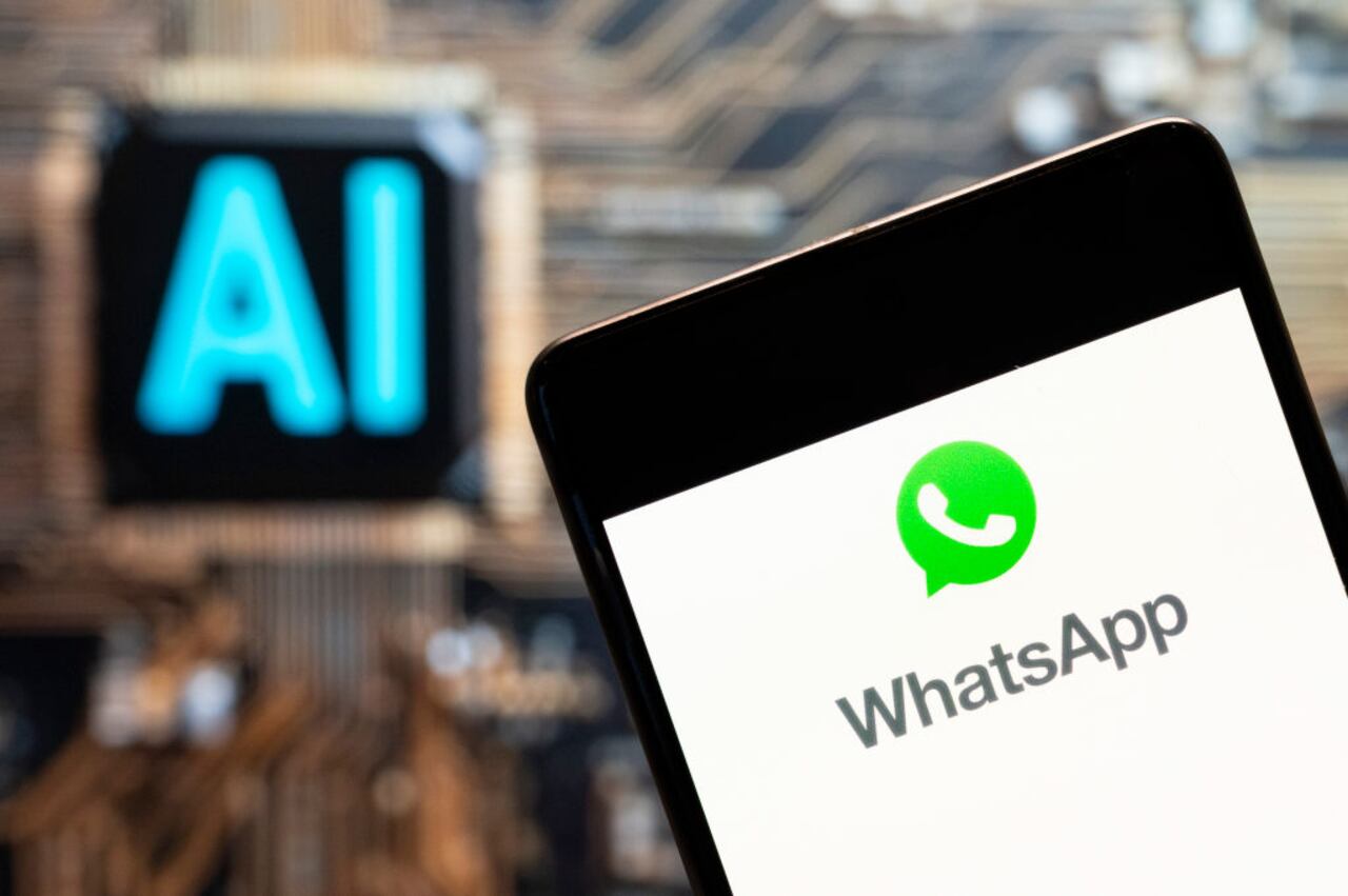 Para acceder a la Meta AI de WhatsApp, es crucial verificar que el dispositivo cumpla con los requisitos de sistema operativo y almacenamiento necesarios.