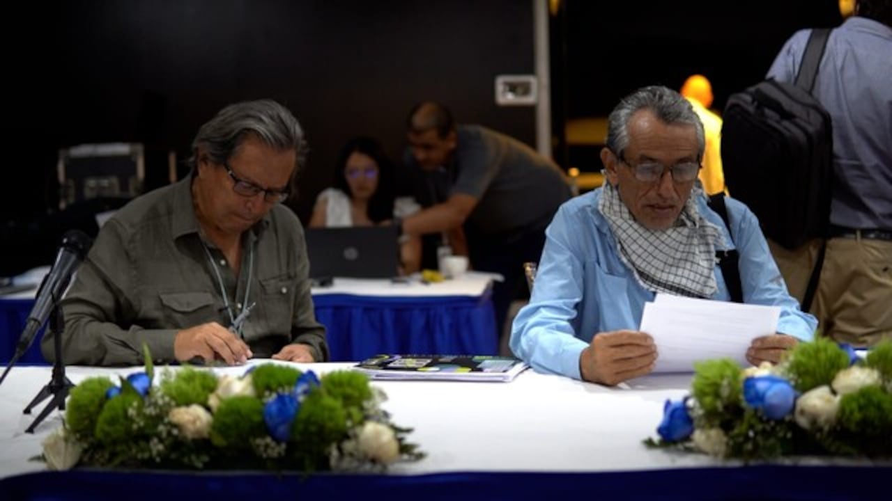 Mesa de negociación Gobierno colombiano y disidente de la Segunda Marquetalia. Cortesía de la oficina del Alto Comisionado para la Paz. Foto Colprensa