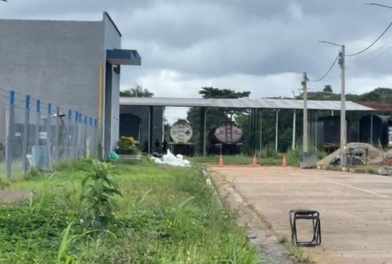 De acuerdo con información preliminar entregada por las autoridades, el artefacto explosivo fue arrojado por presuntos integrantes de las disidencias de las Farc pertenecientes a la estructura de alias Iván Mordisco, en medio de la escalada de acciones violentas que esta organización ha venido ejecutando en la región.