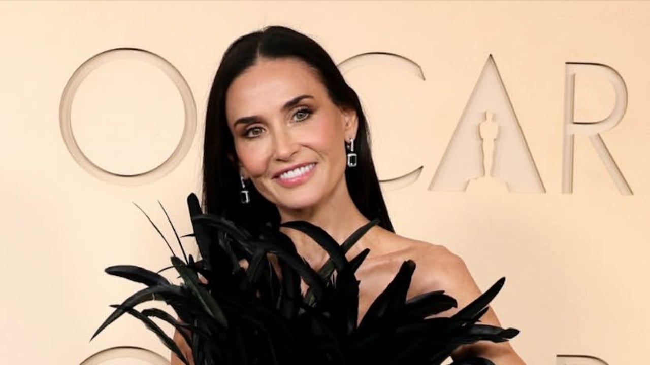 Demi Moore deslumbró con un imponente vestido de plumas.