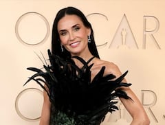 Demi Moore deslumbró con un imponente vestido de plumas.