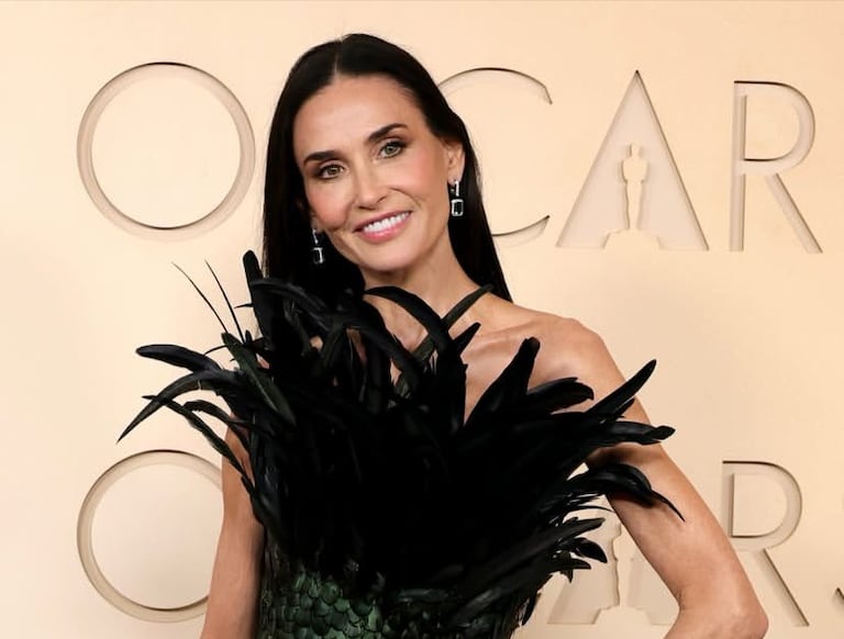Demi Moore deslumbró con un imponente vestido de plumas.