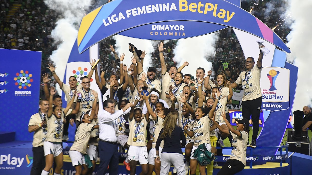 Fútbol: Deportivo Cali, campeón de la Liga Betplay Femenino del fútbol colombiano 2025, venciendo a Independiente Santa Fé en los tiros penalty: Foto José L Guzmán. EL País.