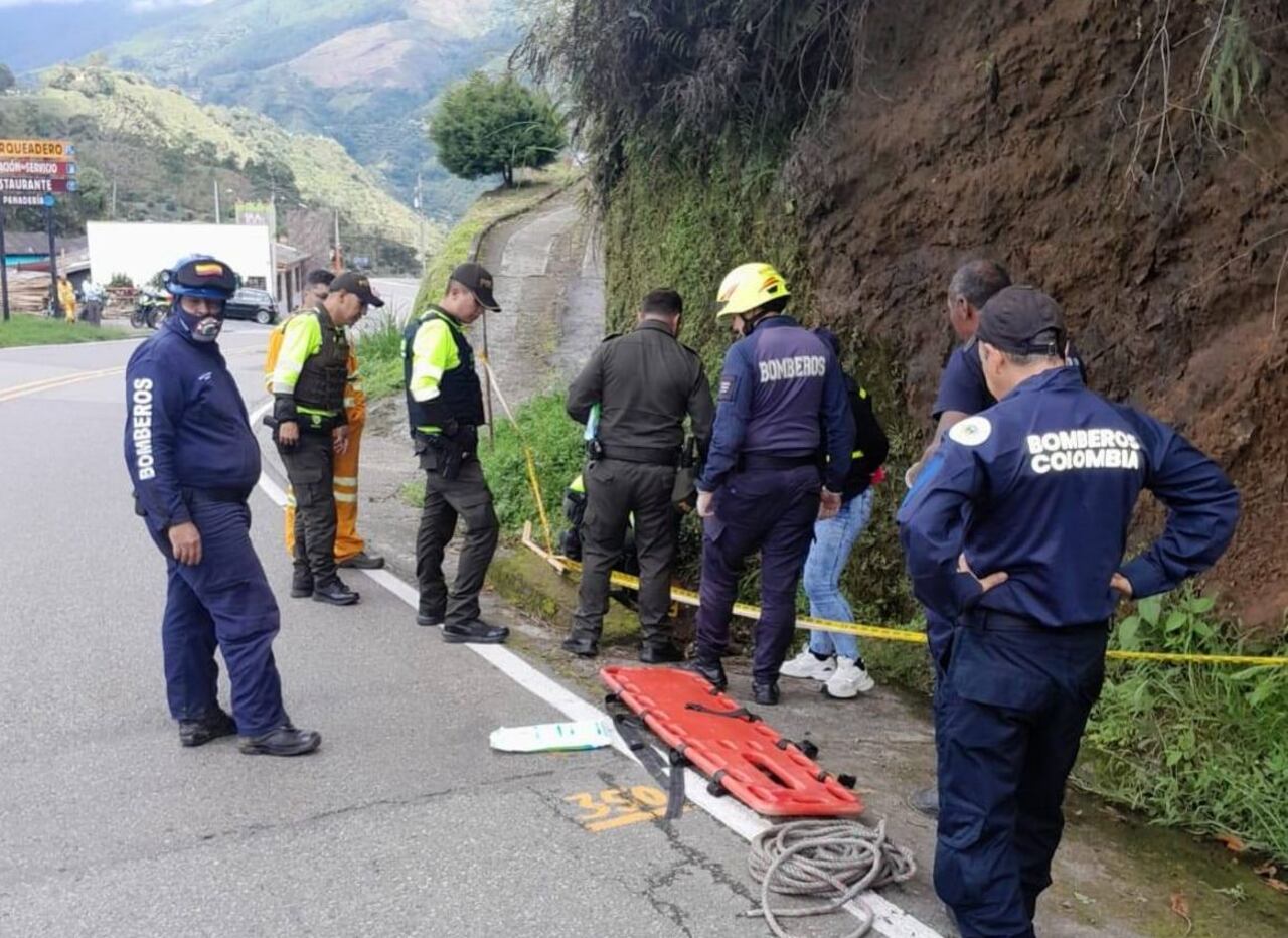 En la noche de este sábado 15 de marzo, a eso de las 8:00 p.m., un motociclista que transitaba por la vía que conduce de la ciudad de Manizales hacia Bogotá, en el sector de Petaqueros, perdió el control de su motocicleta y cayó en un canal de agua o alcantarilla. Lamentablemente, el conductor perdió la vida en el lugar.