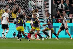Las jugadoras reaccionan después de que Manuela Vanegas de Colombia, en primer plano a la izquierda, anotó el segundo gol de su equipo durante el partido de fútbol del Grupo H de la Copa Mundial Femenina entre Alemania y Colombia en el Estadio de Fútbol de Sydney en Sydney, Australia, el domingo 30 de julio de 2023. (AP Photo/Mark Panadero)
