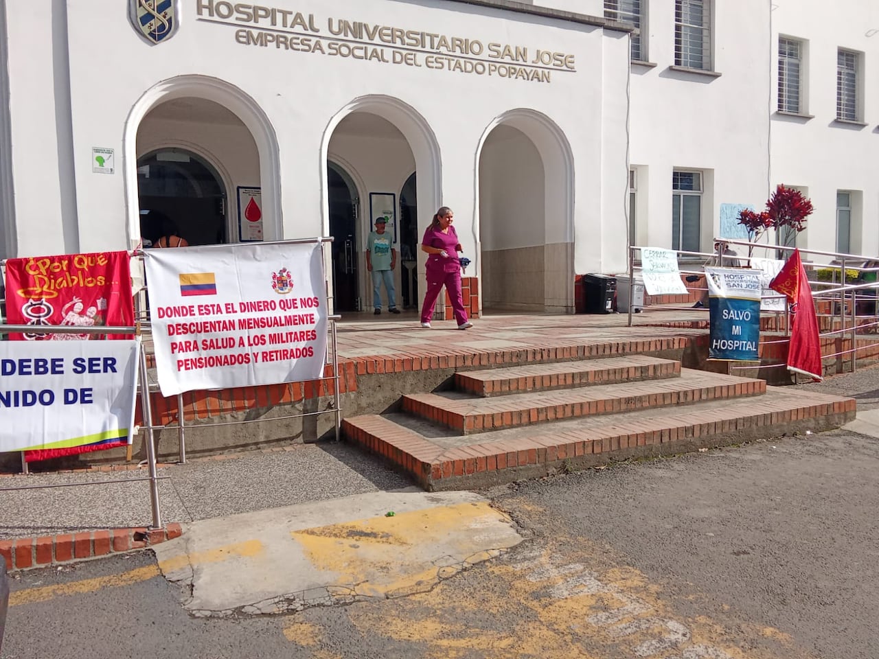 Trabajadores sanitarios y operativos del hospital Universitario de Popayán protestan por el cierre de dos áreas médicas de este importante centro asistencial.