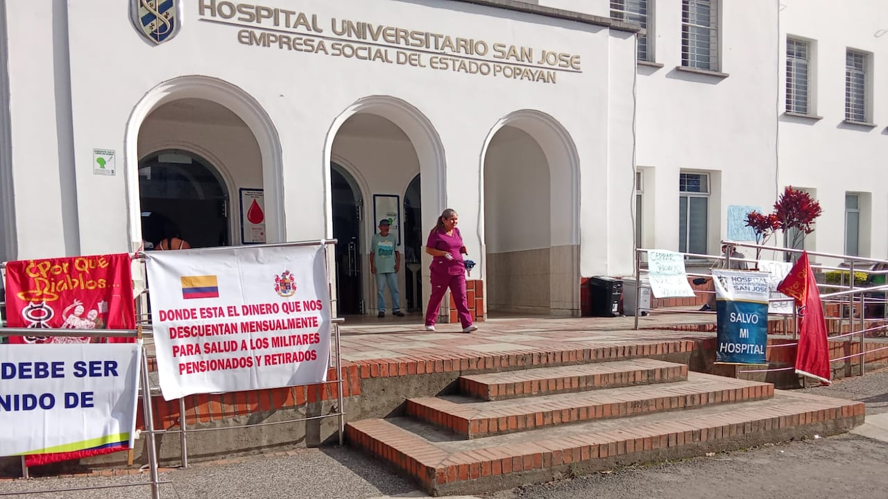Trabajadores sanitarios y operativos del hospital Universitario de Popayán protestan por el cierre de dos áreas médicas de este importante centro asistencial.