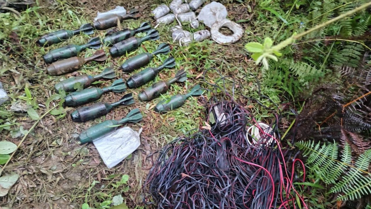 Durante la inspección se recuperaron 14 granadas artesanales de 60 milímetros, 25 paquetes de pólvora negra.