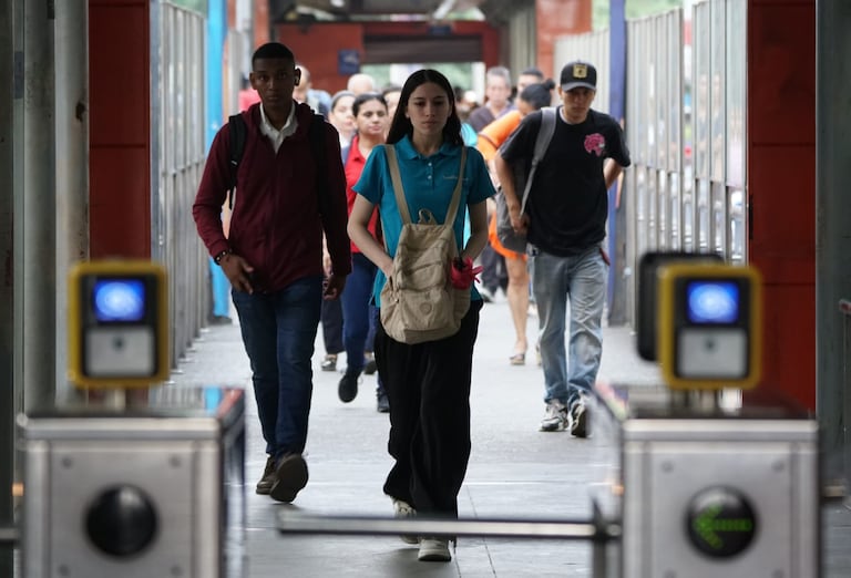 Usuarios denuncian retrasos y rutas insuficientes del MÍO en el Día sin carro. Fotos: Jorge Orozco/ El País
