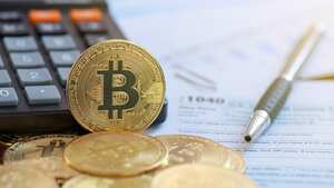 Bitcoin en una calculadora y formulario de declaración de impuestos sobre la renta individual 1040. impuesto para el comercio de criptomonedas. El concepto de tiempo para pagar impuestos.