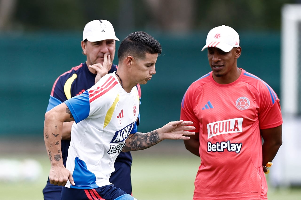 Colombia's Argentine head coach Nestor Lorenzo (L) watches as Colombia's midfielder #10 James Rodriguez (C) takes part in a training session at Academia Atlas FC in Guadalajara, Mexico, on June 15, 2026, during the 2026 World Cup football tournament. (Photo by Ulises RUIZ / AFP)