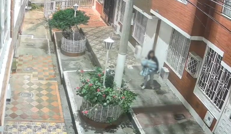 Rescatan a bebé de un año que fue abandonado, durante la madrugada, en Kennedy.