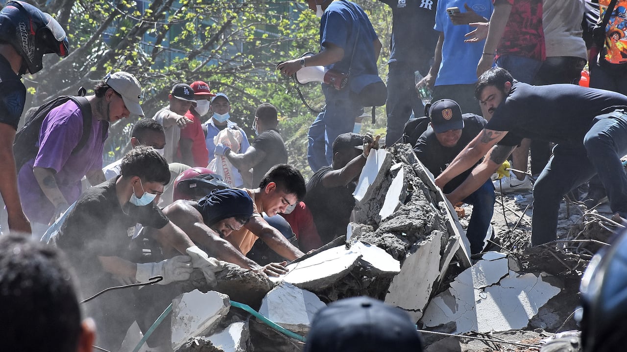 Terremoto en Cali, Colapso de infraestructura en diferentes lugares de la ciudad. Clínica de Colores, DESA, Galería Alameda, Edificaciones sobre la avenida roosvelt y al frente del coliseo de Hockey Miguel Calero.