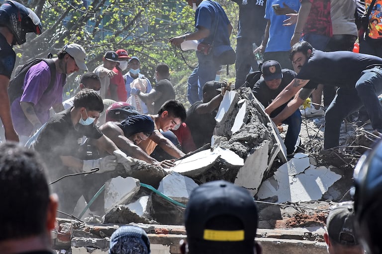 Terremoto en Cali, Colapso de infraestructura en diferentes lugares de la ciudad. Clínica de Colores, DESA, Galería Alameda, Edificaciones sobre la avenida roosvelt y al frente del coliseo de Hockey Miguel Calero.