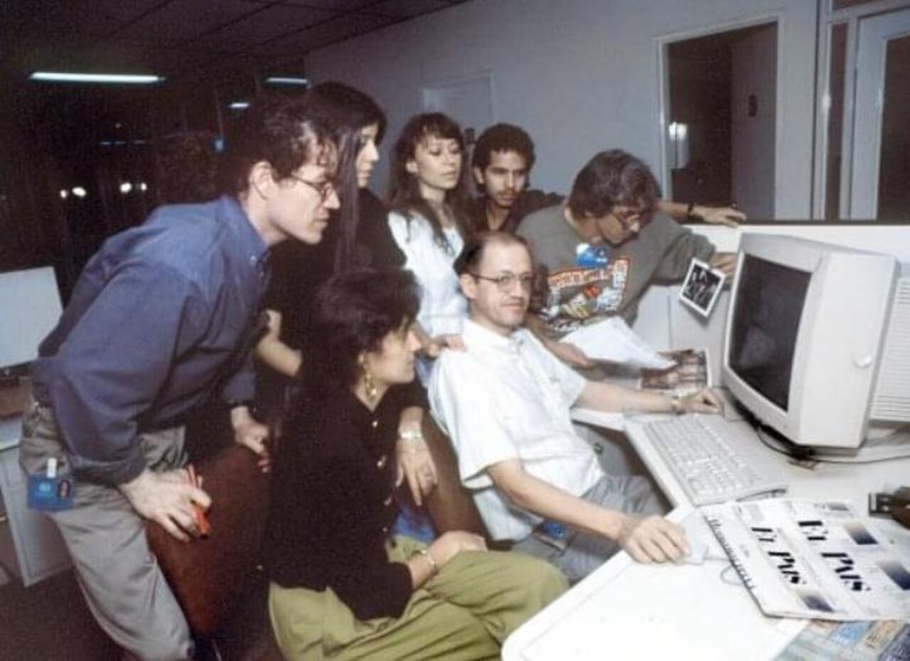 Esta foto de archivo de El País aparecen en la imagen de izquierda a derecha: Vladdo, Adriana, Gloria Garcerá, Edward Certuche, Nacho Quintana, Patricia Calderón y sentado frente al computador Rafael Lema en la sala de Redacción del Periódico.