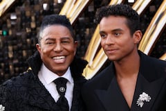 Jermaine Jackson junto a su hijo el actor Jaafar Jackson durante la premiere de 'Michael' en el Teatro Dolby en Hollywood.