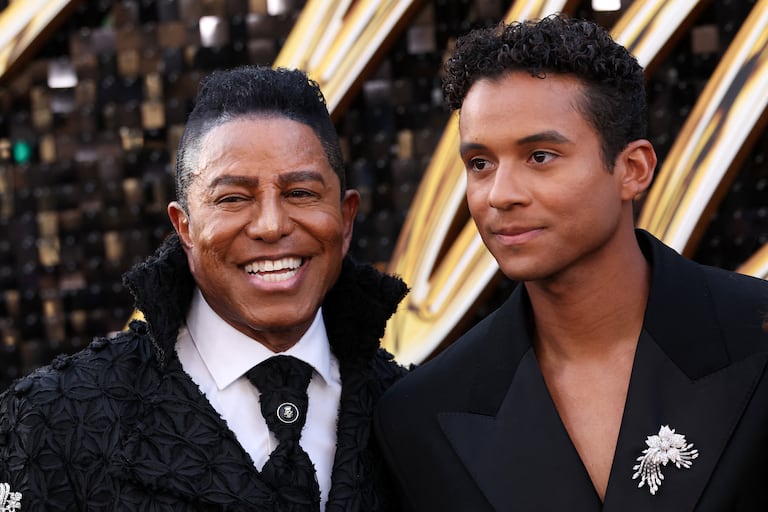 Jermaine Jackson junto a su hijo el actor Jaafar Jackson durante la premiere de 'Michael' en el Teatro Dolby en Hollywood.