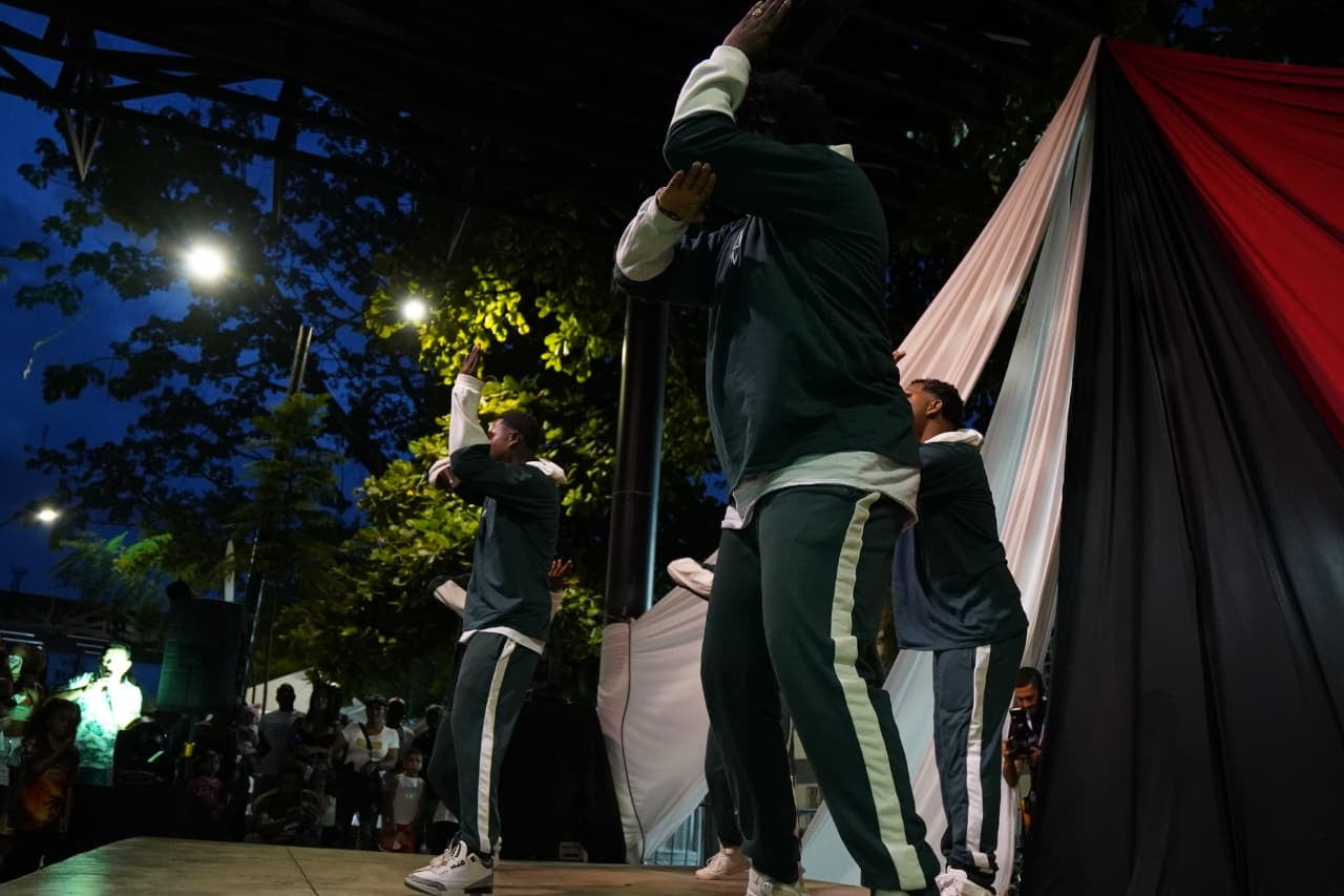 12 concursantes pusieron en escena su talento en una jornada llena de música, baile y alta participación ciudadana, de la que salieron los finalistas que disputarán el título este sábado.