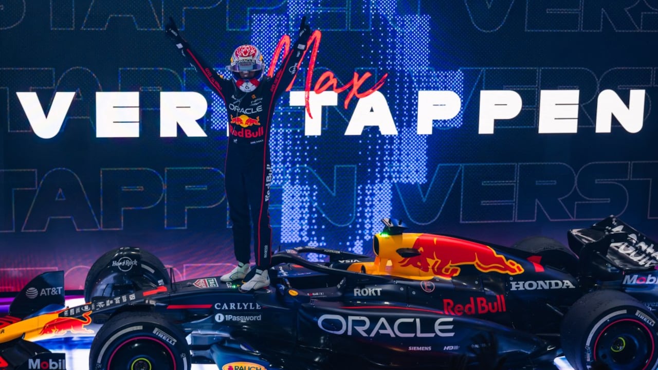 El piloto holandés de Red Bull Racing, Max Verstappen, celebra su victoria en el Gran Premio de Fórmula Uno de Qatar.